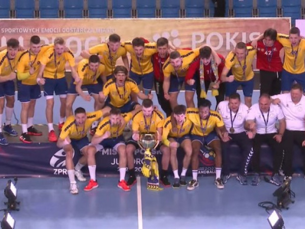 Drużyna Juniorów Vive Kielce z trenerami