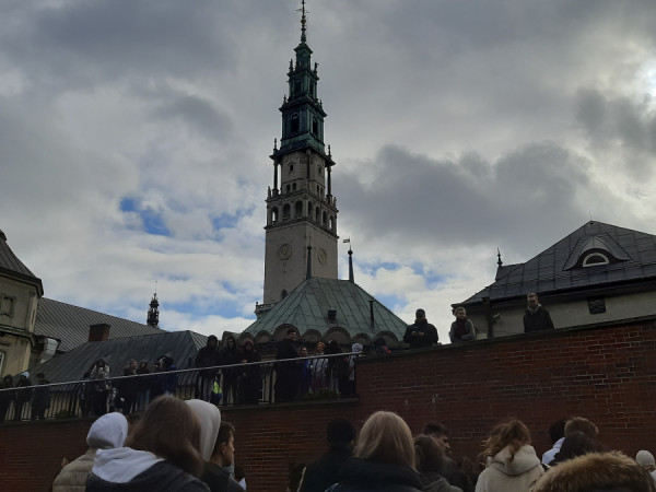 wieża klasztoru jasnogórskiego z pielgrzymami wokół