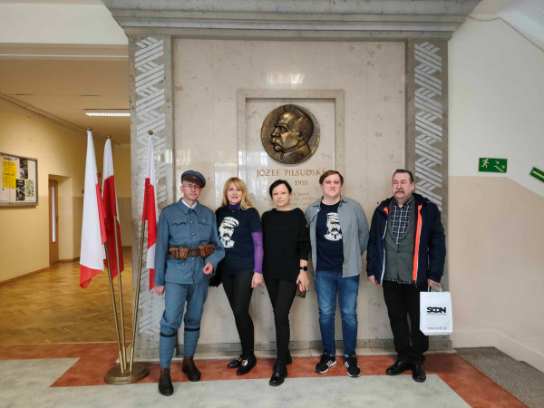 Organizatorzy konkursu wraz z rekonstruktorem oraz opiekunem uczniów ze szkoły podstawowej.