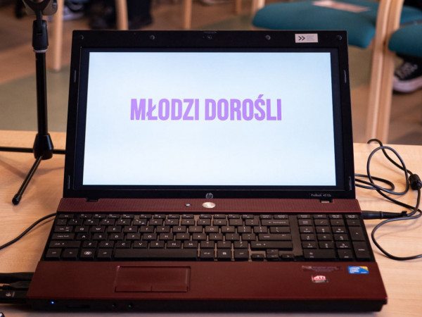 Na ekranie monitora napis: Młodzi dorośli.