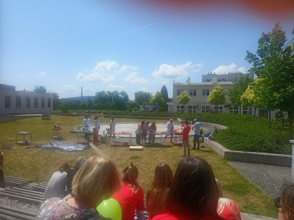 Uczniowie biorą udział w doświadczeniach chemicznych
