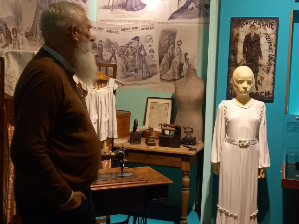 Przewodnik w muzeum opowiada o wystawie