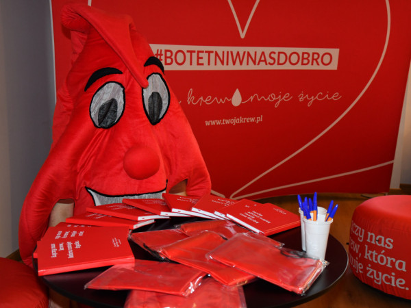 Maskotka akcji krwiodawstwa z gadżetami