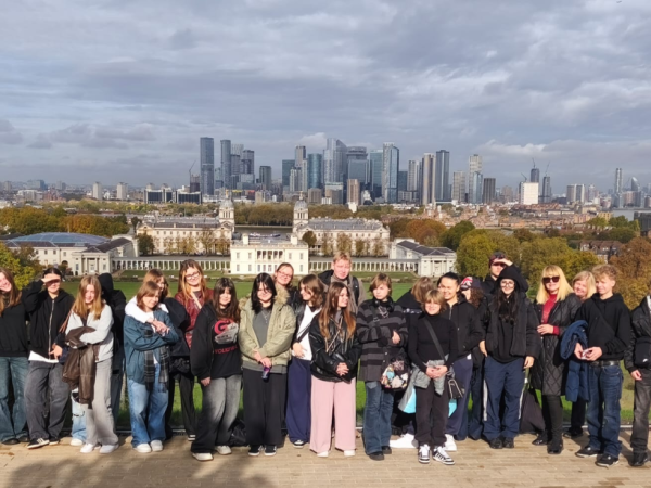 Młodzież z widokiem na Londyn