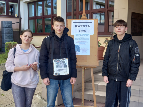 Uczniowie przed sztabem kwesty