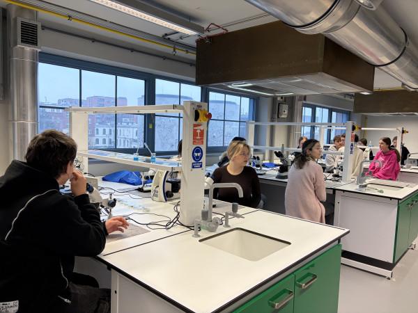 czniowie naszej szkoły w pracowni podczas zajęć z mikroskopowania w Centrum Nauki i Techniki w Łodzi