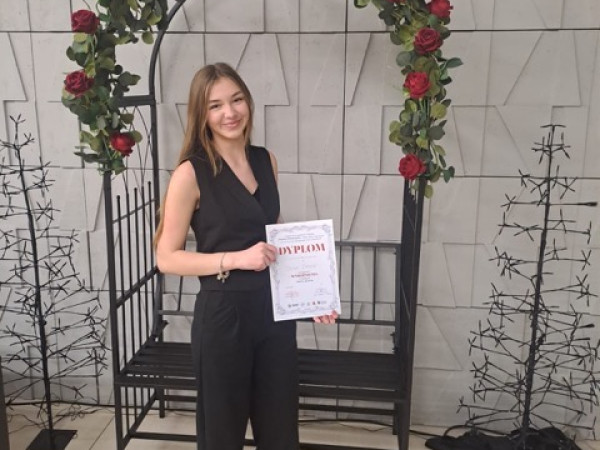 Oliwia z dyplomem w ręce.