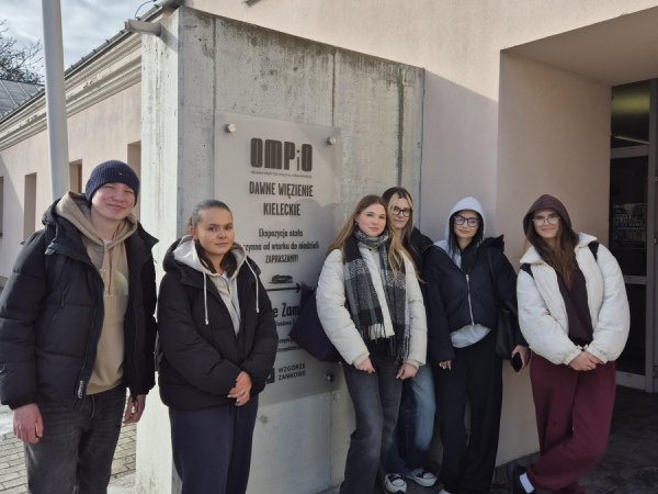 Uczniowie z klasy IIf  przed wejściem do OMPiO