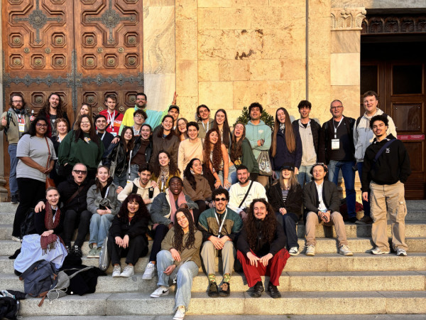 na zdjęciu widać dużą grupę osób na tle kościoła