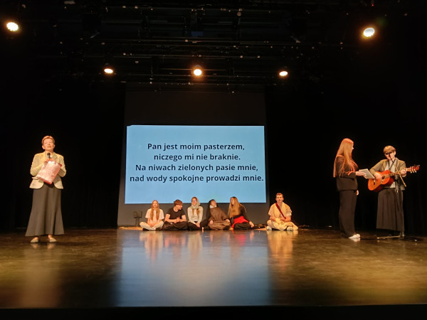 siostry i młodzież na scenie prowadzą śpiew