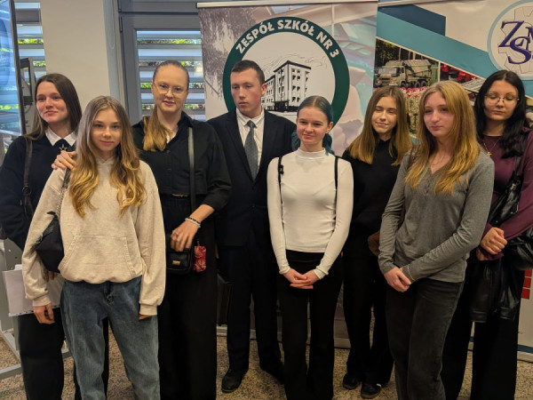 Uczniowie naszej szkoły po zakończeniu debaty