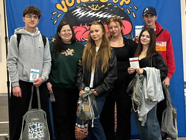 Uczestnicy projektu Dawid, Sylwia, Julia, Kinga, Maja, Karol (1)