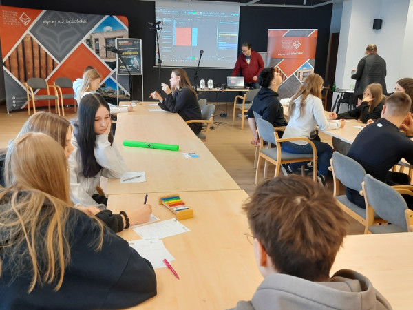 młodzież w grupach pisze scenariusze