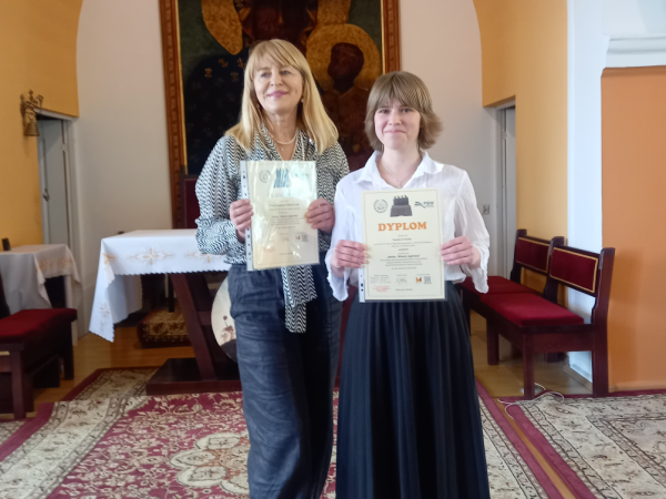 Laureatka z opiekunką pozują z dyplomami