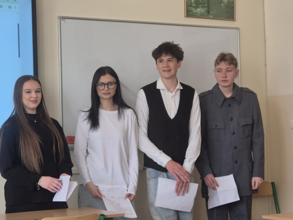 Uczniowie z klasy II f prowadzący quiz historyczny