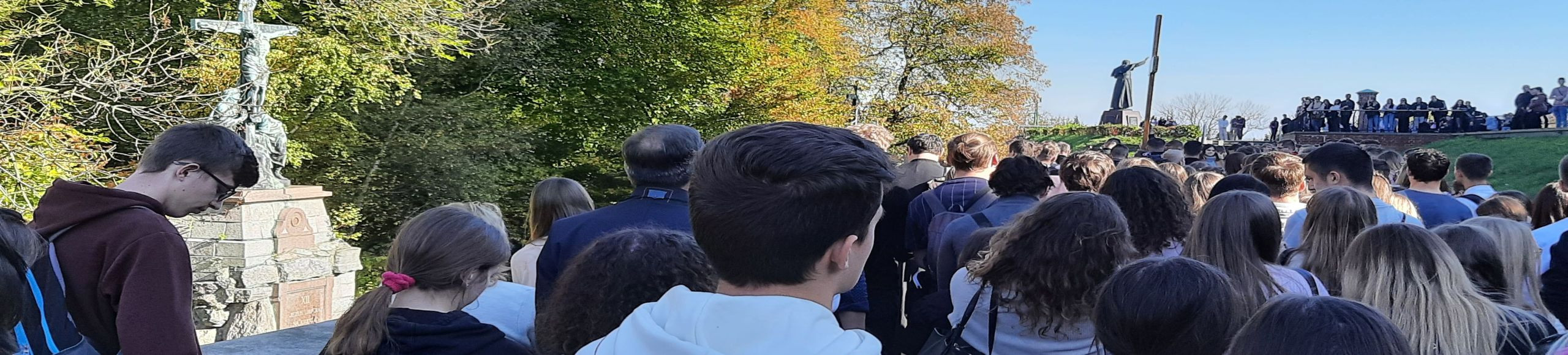 Młodzież na drodze krzyżowej na wałach jasnogórskich