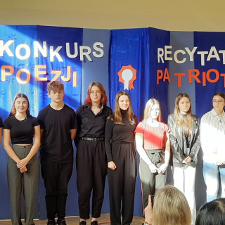 Dziesięciu uczestników konkursu na tle napisu Konkurs Recytatorski Poezji Patriotycznej.