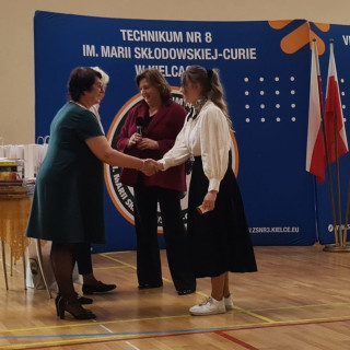 Nagrodę odbiera najlepsza uczennica Technikum nr 8