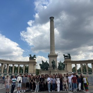 Cała grupa stoi na Placu Bohaterów