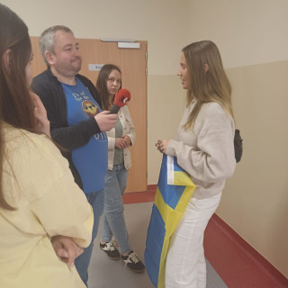 Młodzież udziela wywiady dziennikarzowi Radia Kielce.