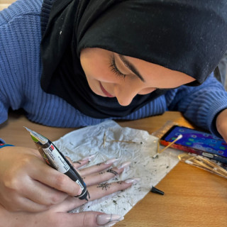 Helen wykonuje tatuaże z henny