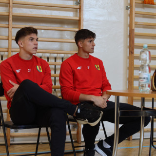 Hubert i Rafał siedzą czekając na pytania