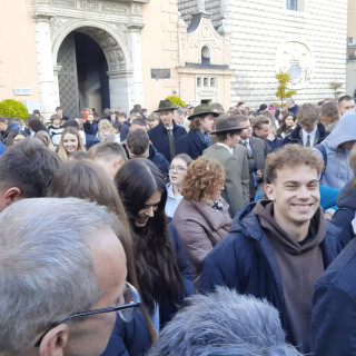 młodzież gromadzi się przed Bazyliką