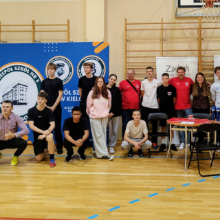 Koordynatorzy wolontariatu w Miejskim Ośrodku Pomocy Rodzinie, przedstawiciele Urban Lab oraz uczestnicy turnieju