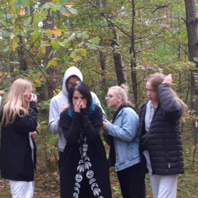 kolejna grupa na podchodach przygotowująca scenę z życia szkoły