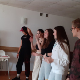 uczestnicy w sali konferencyjnej przygotowują pantomimę