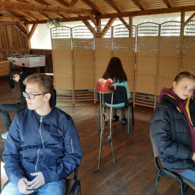 grupa teatralna przygotowuje swój performans: Droga przemiany