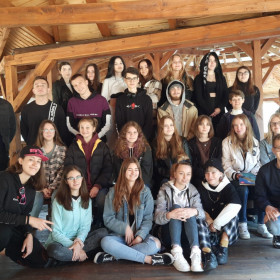 zdjęcie grupowe wszystkich uczestników wraz z siostrami i animatorami