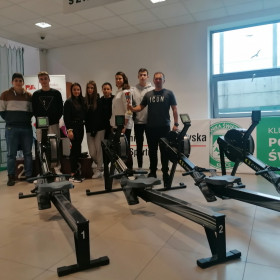 Brązowa drużyna w ergometrze, siedmiu uczniów: Emilia Klamka, Natalia Ogrodnik, Klaudia Malicka, Wiktoria Młynarczyk, Wiktor Przytuła, Sahak Abrahamyan, Kacper Grębosz wraz z opiekunem Tomaszem Barankiem.