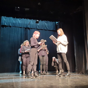 Na scenie teatru młodzież próba Antygony.