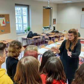 Reżyserka i uczestnicy projektu w klasie.