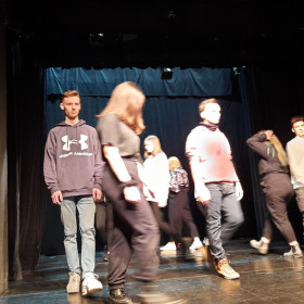 W teatrze młodzież chodzi po scenie.