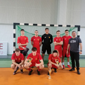Złota drużyna w futsalu, ośmiu uczniów: Rafał Mamla, Krystian Wierzchanowski, Szymon Majewski, Jakub Fit, Jan Rogóż, Kamil Skiba, Hubert Świecarz, Aleksander Marko z opiekunem Tomaszem Barankiem.