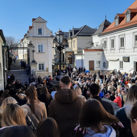  Tłum młodzież gromadzi się przed bazyliką.