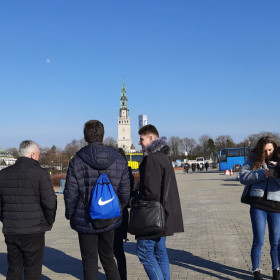 Młodzież oczekuje na parkingu