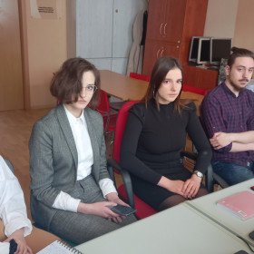 Czteroosobowa drużyna uczniów podczas debaty konkursowej przeprowadzanej online