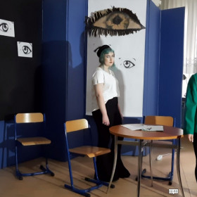 Dwie dziewczyny na scenie rozmawiają