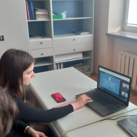 Liderka szkolnej drużyny udziela odpowiedzi online na pytanie zadane podczas debaty konkursowej