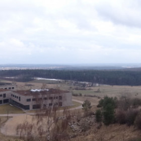 Panorama rezerwatu geologicznego Góra Rzepka z budynkami ECEG.
