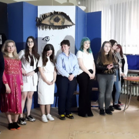 Po spektaklu wszyscy stają do ukłonu