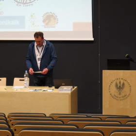 Przemówienie profesora z Wydziału Geologii Uniwersytetu Warszawskiego.