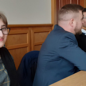 Uczestnicy siedzą przy stole i rozmawiają