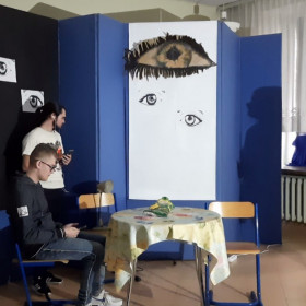 Uczniowie na scenie kłócą się
