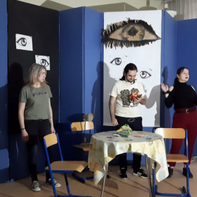 Uczniowie rozmawiają na scenie