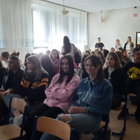Uczniowie siedzą jako widownia