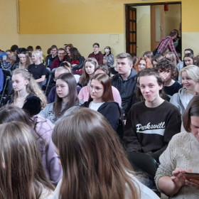 Uczniowie w kolejnej grupie siedzą na sali oczekując na rozpoczęcie rekolekcji.